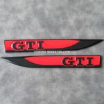 آرم فلزی روی گلگیر GTI مشکی قرمز