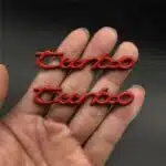 آرم فلزی روی گلگیر توربو قرمز ۲ عددی