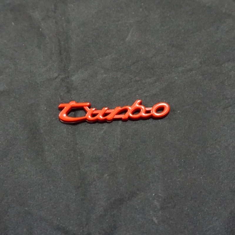 آرم فلزی روی گلگیر توربو قرمز ۲ عددی-۳ آرم فلزی روی گلگیر توربو قرمز ۲ عددی