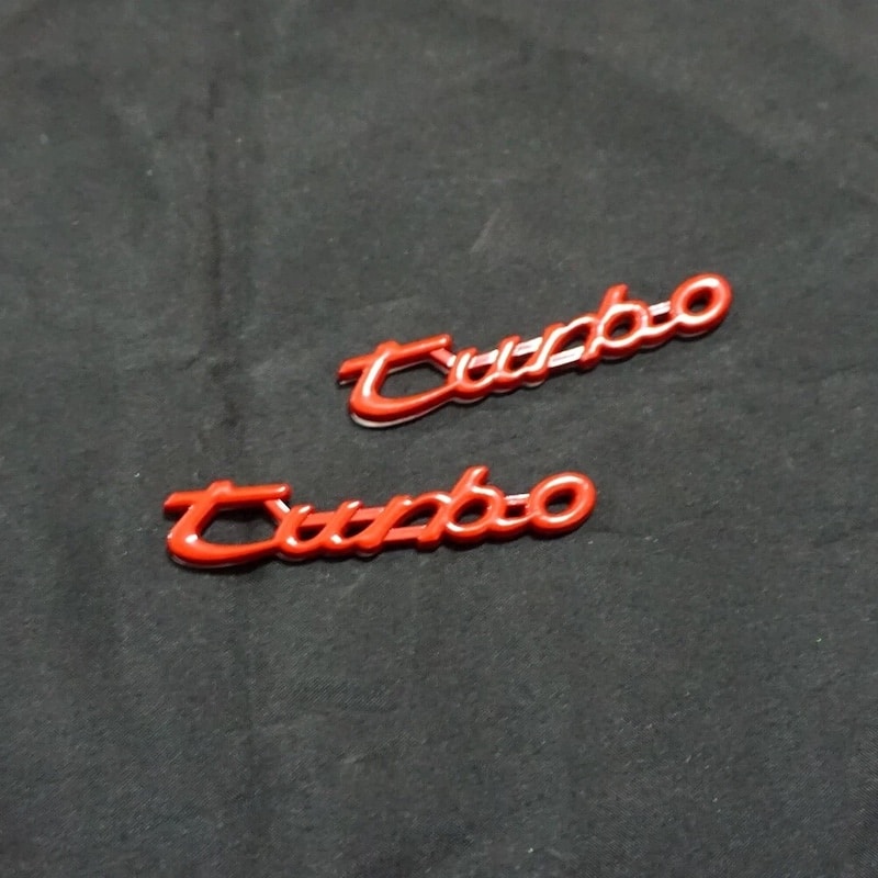 آرم فلزی روی گلگیر توربو قرمز ۲ عددی-۴ آرم فلزی روی گلگیر توربو قرمز ۲ عددی